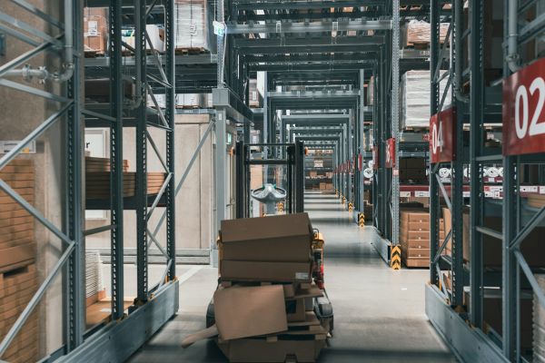 Les avantages des chariots à niveau constant pour la manutention